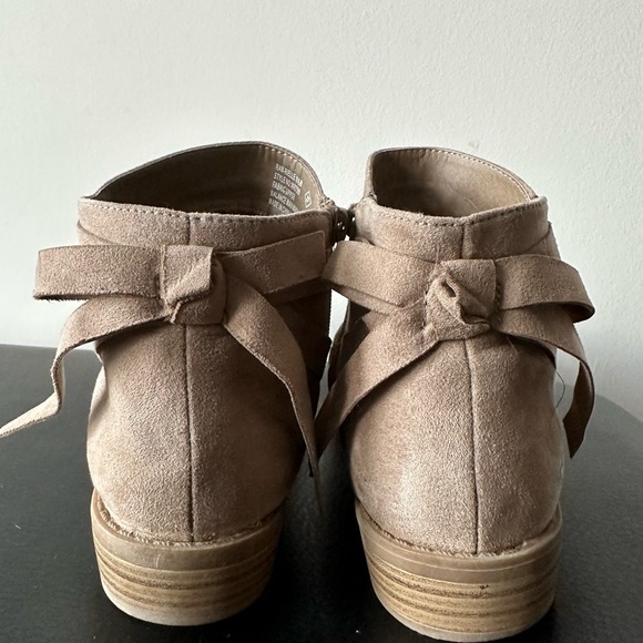 Suede tan/beige booties size 8.5 - Picture 5 of 5